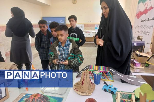 برپایی نمایشگاه دست‌سازه‌های دانش‌آموزی در دبستان آیت الله مشکینی پیشوا با حضور مدیر پژوهشسرا