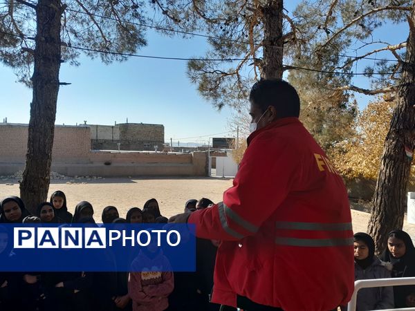 آموزش اطفای حریق و ایمنی به دانش آموزان دبیرستان مادرمهربان خلیل آباد