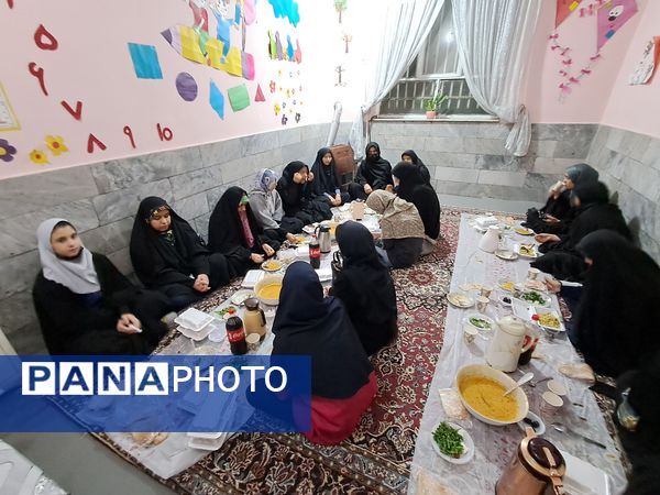 دورهمی دانش‌آموزان انجمن کانون امید انقلاب ناحیه پنج 