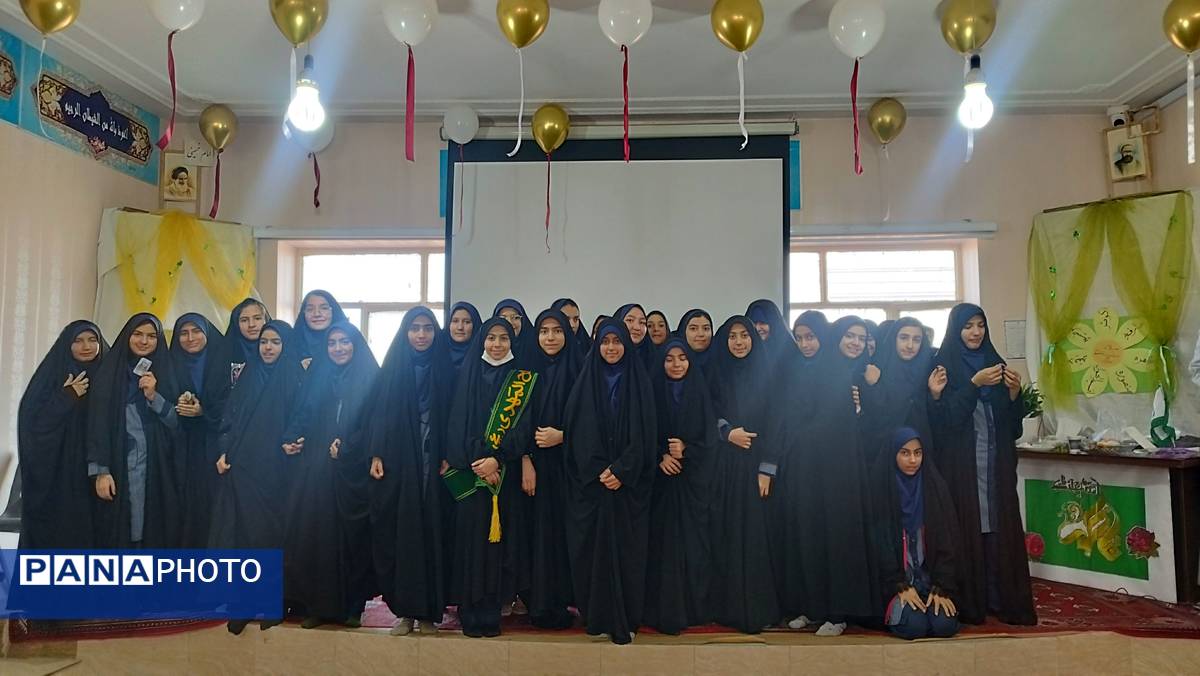 روز شاد و خاطره‌انگیز دانش‌آموزان در دبیرستان شاهد تکتم