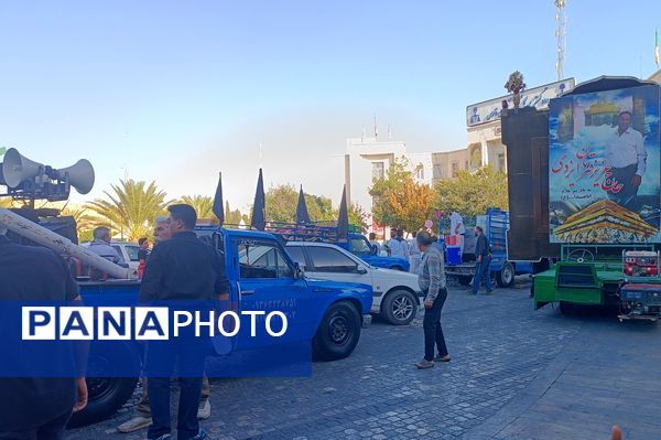 پیاده‌روی زائران کاروان پیاده هیات محبان الرضا (ع) شهرستان فیروزآباد در شیراز
