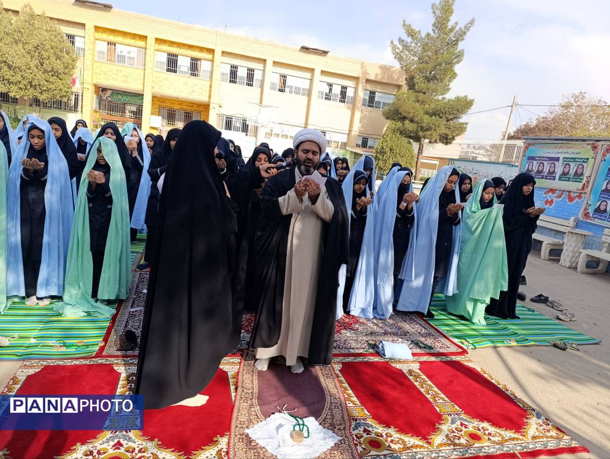 اقامه نماز باران در مدرسه شاهد قدسیان