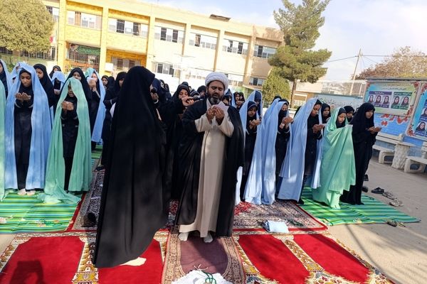 اقامه نماز باران در مدرسه شاهد قدسیان