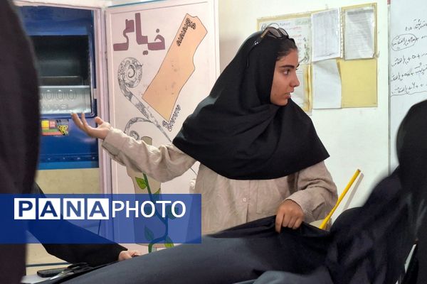 هنرستانی ها در نقش تولید کننده،دوخت لباس فرم دانش آموزان به دست هنرستانی های قدس