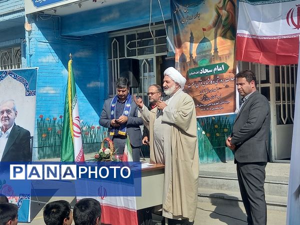 رونمایی از کتاب «روحانی که روحانی نیست» در دبیرستان باقریه