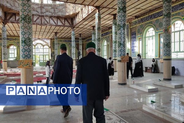 غبارروبی و عطر افشانی گلزار شهدای شهر بار در هفته دفاع مقدس