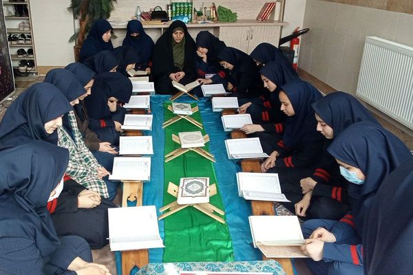 اجرای طرح «لاله‌های روشن» در دبیرستان هیات امنایی فرزانگان با هدف ترویج فرهنگ ایثار