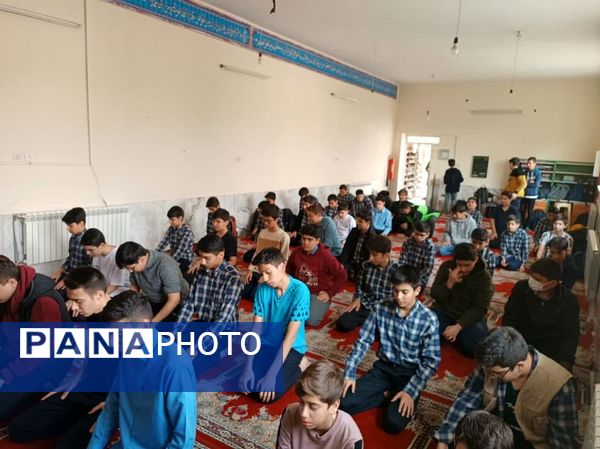 برپایی نماز جماعت ظهر و عصر در آموزشگاه شهید رجایی یک بجنورد