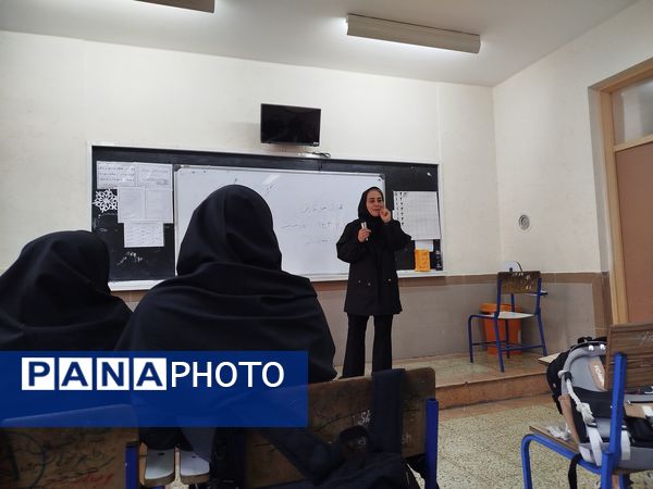 برگزاری کلاس آموزشی با محوریت هویت یابی در دبیرستان دخترانه نور اردبیل