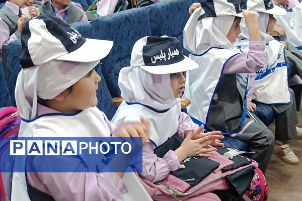 فرهنگ‌سازی با عمل؛ اهدای کلاه ایمنی رایگان در همایش طلایه‌داران ترافیک شهریار