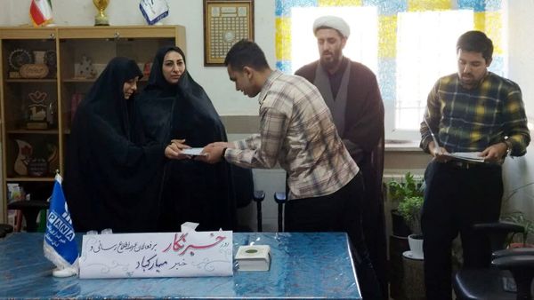 تجلیل معاون پرورشی و تربیت‌بدنی آموزش و پرورش شهرستان سمنان از خبرنگاران فعال پانا