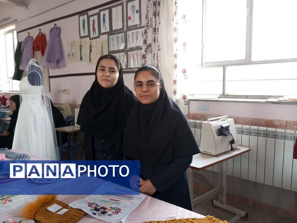 بازدید دبیرستان خدیجه شهرستان شیروان از هنرستان‌های حضرت معصومه(س)، محمودیه وگوهرشاد همزمان با هفته آشنایی با مشاغل