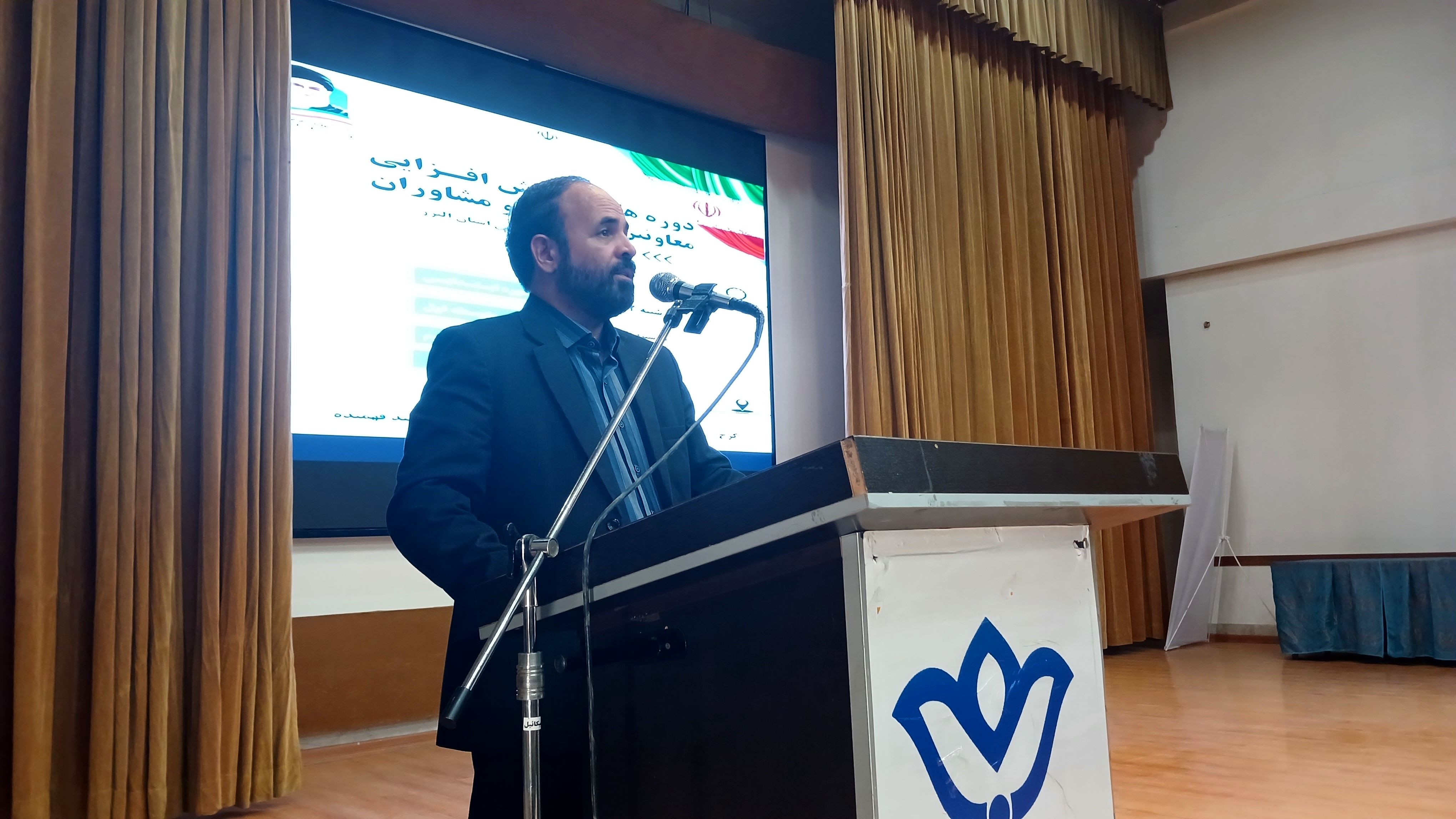 تاحد امکان برای مراسمات مدارس از ظرفیت دانش‌آموزان استفاده کنید 