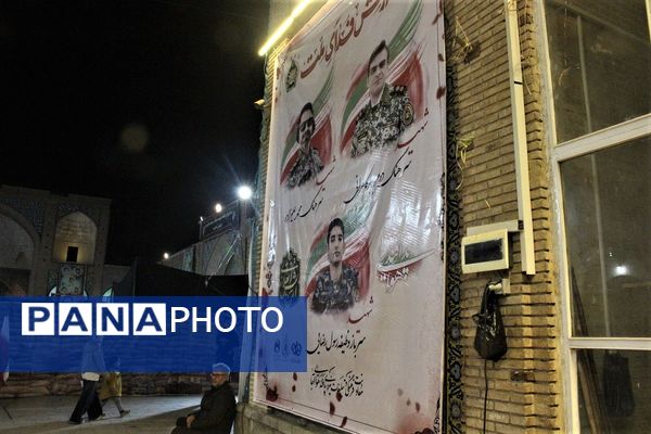 استقبال نوجوانان از غرفه‌های یادواره شهدای مسجد جامع قم