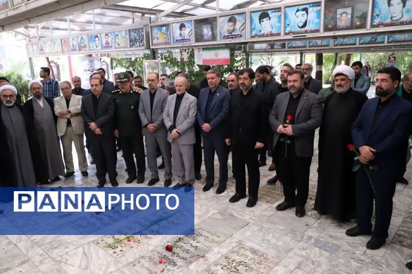 ادای احترام مسئولان قم به شهدا در هفته دولت