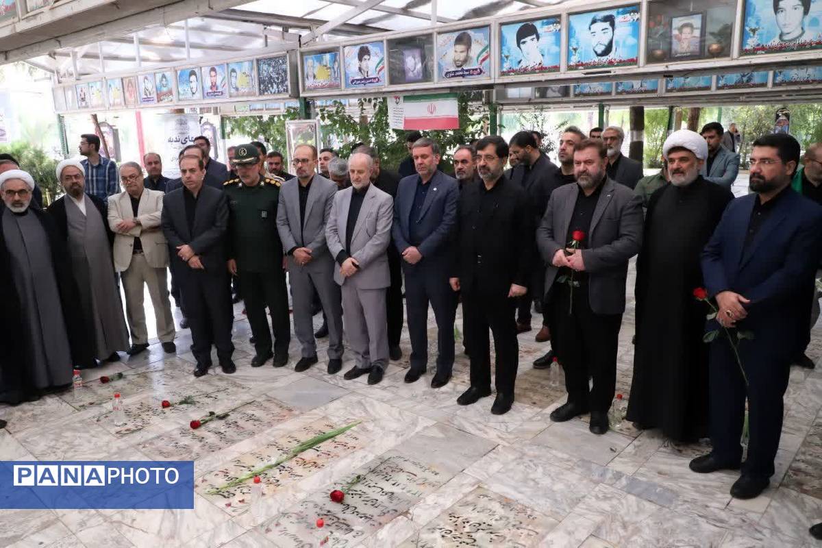 ادای احترام مسئولان قم به شهدا در هفته دولت