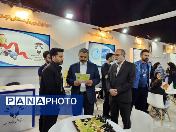 بازدید عضو شورای اسلامی شهر مشهد مقدس از غرفه منطقه ۱۰ شهرداری در بوستان ملت