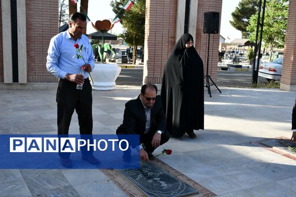 گلزارهای شهدا در هفته معلم عطرافشان شد
