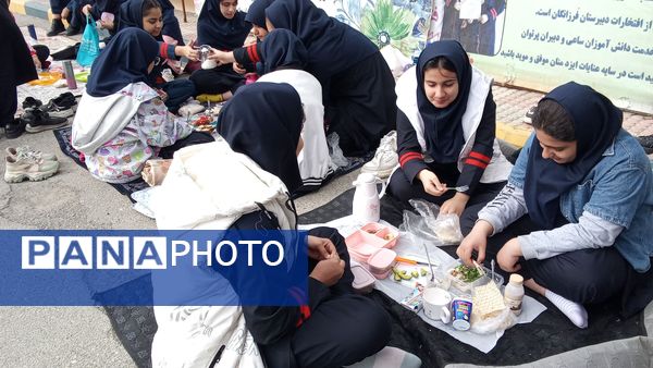دختران شاد با صبحانه سالم در دبیرستان هیات امنایی فرزانگان ملارد