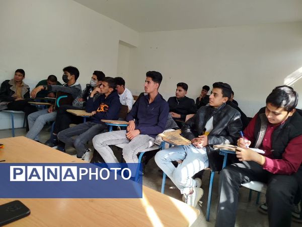 کارگاه آموزشی هدایت تحصیلی و مهارت‌های زندگی در خاتم 