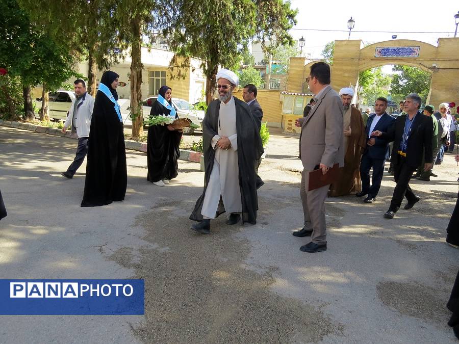 نواختن زنگ سپاس معلم در هنرستان محمودیه بجنورد