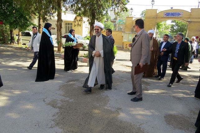 نواختن زنگ سپاس معلم در هنرستان محمودیه بجنورد