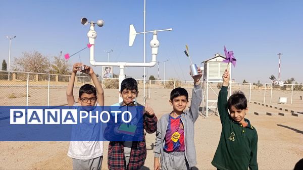 بازدید دانش‌آموزان پایه دوم دبستان حضرت جوادالائمه(ع) از مرکز هواشناسی یزد