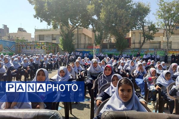 آیین نواختن زنگ مهر، ایثار و شهادت در دبستان شاهد حاج تقی آقا بزرگ ناحیه یک مشهد 