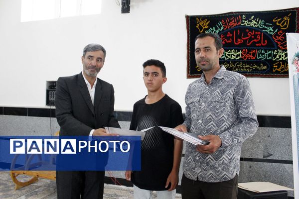 تقدیر از دانش‌آموزان فعال فرهنگی و قرآنی در شهر درق 