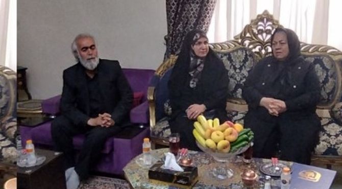 دیدار مشاور وزیر در امور زنان با خانواده شهیده تارا حاجی میری‌