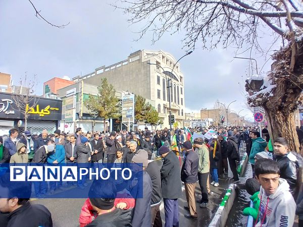 راهپیمایی ۲۲بهمن در شهرستان کاشمر با حضور پر رنگ مردم برگزار شد 
