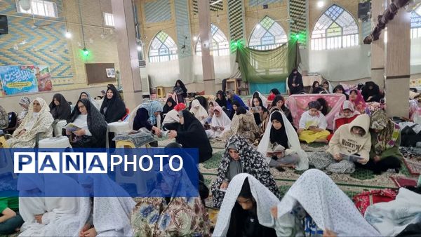 مراسم معنوی اعتکاف دانش‌آموزی در مسجد امام خمینی(ره)