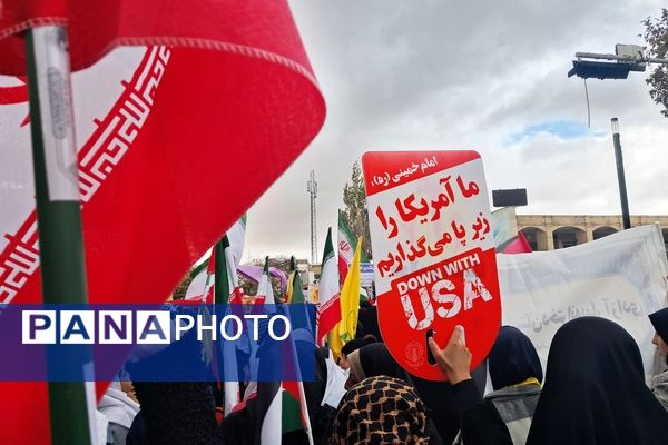 حضور دانش‌آموزان زنجانی در راهپیمایی روز ۱۳ آبان 