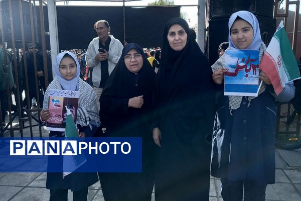 اجتماع عظیم دانش آموزان ناحیه دو شهرری به مناسبت یوم الله ۱۳ آبان در میدان نماز