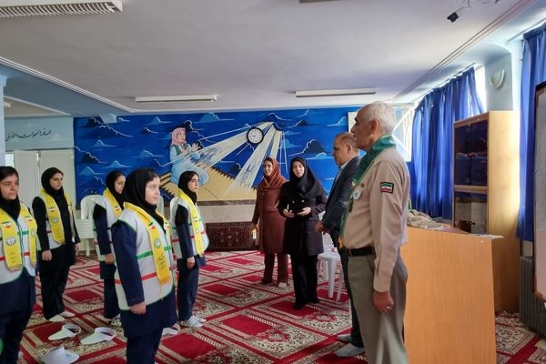 بازدید رئیس سازمان دانش‌آموزی کردستان و ارزیابان کشوری از دبیرستان دخترانه زکیه