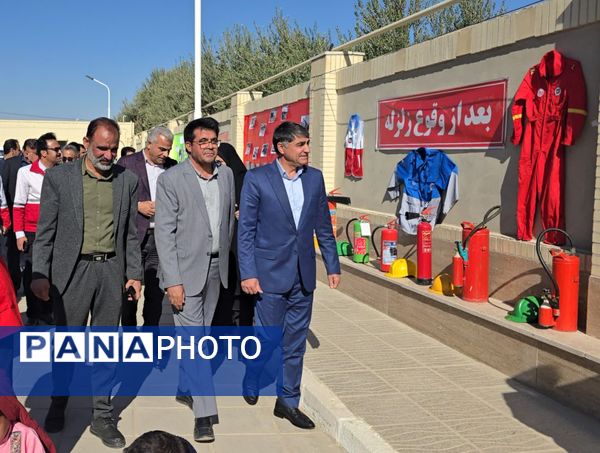 تمرین آمادگی دانش‌آموزان بافق در مانور سراسری زلزله و ایمنی