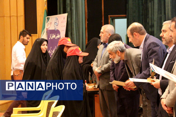 آیین تقدیر از برگزیدگان جشنواره سفیران سلامت استان قم