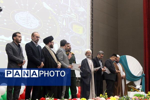 تقدیر از دانش‌آموزان و فرهنگیان برگزیده مسابقات قرآنی در استان قم