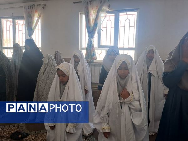 نماز جماعت در نمازخانه آموزشگاه زهرا عبداللهیان ارغا 