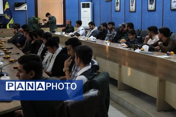 دیدار جمعی از دانش‌آموزان زنجانی با فرمانده سپاه انصارالمهدی 