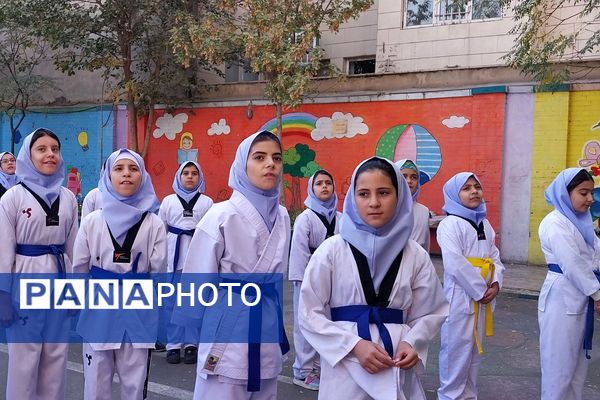 برگزاری نمایشگاه به مناسبت «هفته پدافند غیرعامل» در دبستان شهید مجید مجیدی ناحیه دو شهرری 