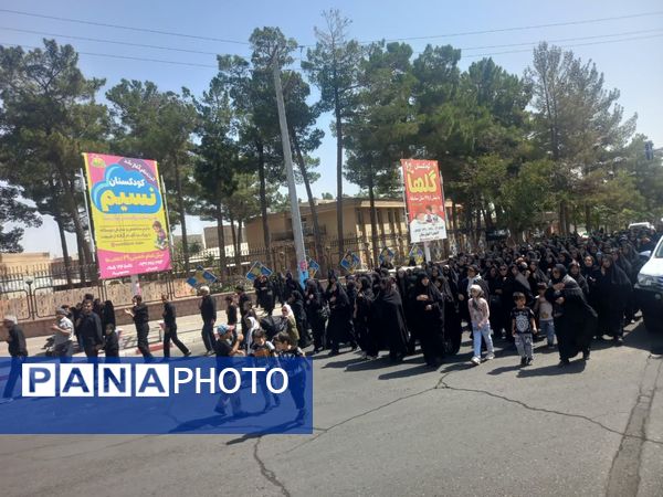 حضور دانش‌آموزان و فرهنگیان تربت‌جامی در عزاداری اربعین حسینی