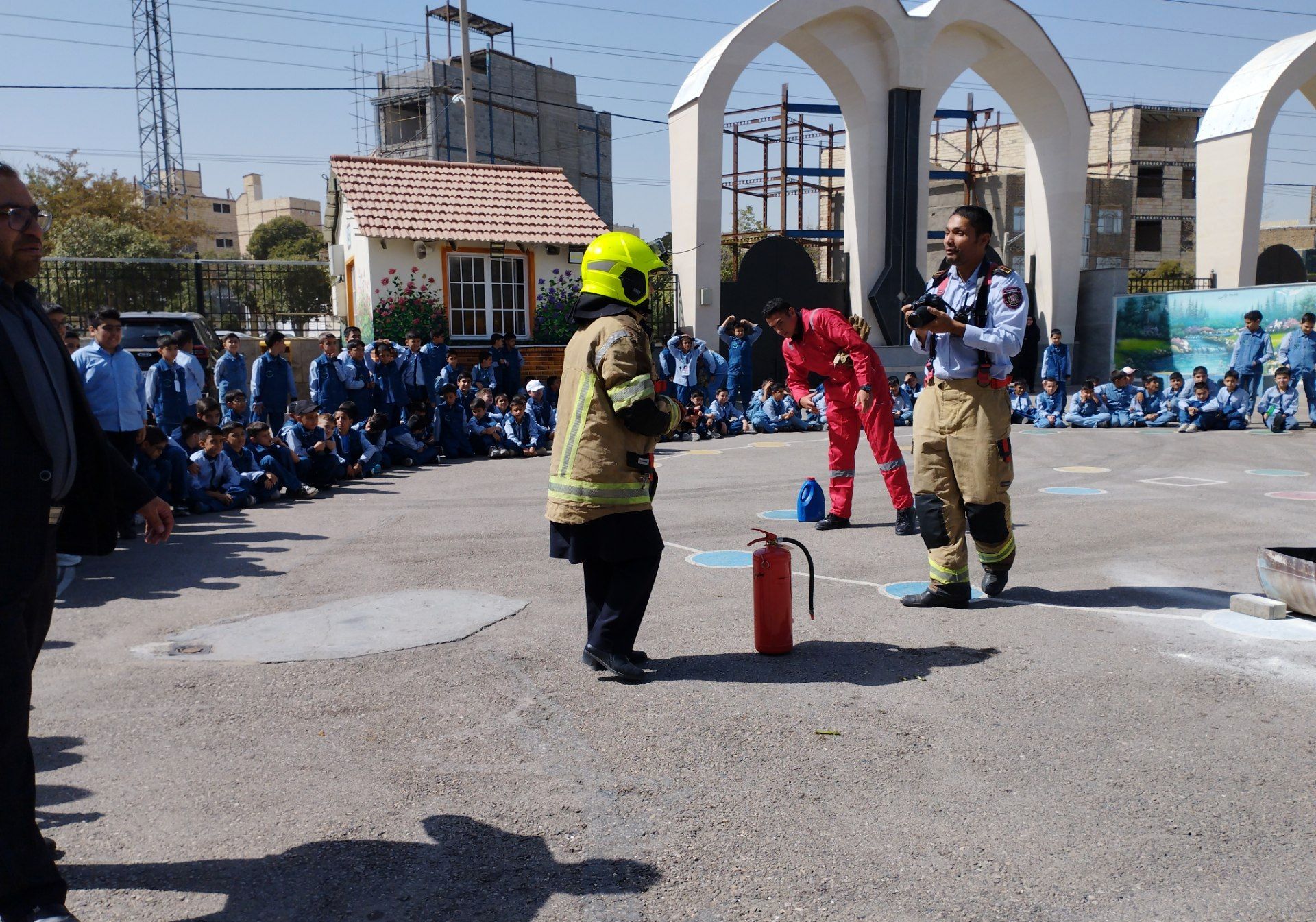 بزرگداشت روز آتش نشان در دبستان مصلی نژاد امام حسن ( ع)