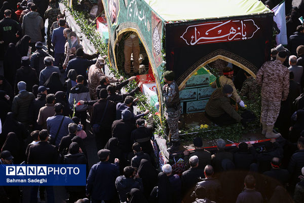 تشییع پیکرهای ۱۰۰ شهید گمنام از مقابل دانشگاه تهران