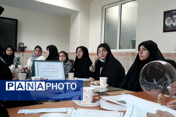 رقابت دانش‌آموزان منتخب در انتخابات منطقه‌ای شورای دانش‌آموزی بهارستان دو