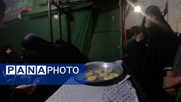 دانش‌آموزان با عشق در موکب امام حسین (ع) پذیرای زائران شدند