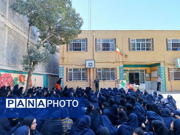 ویژه برنامه دفاع مقدس در دبیرستان دانشور یک نیشابور