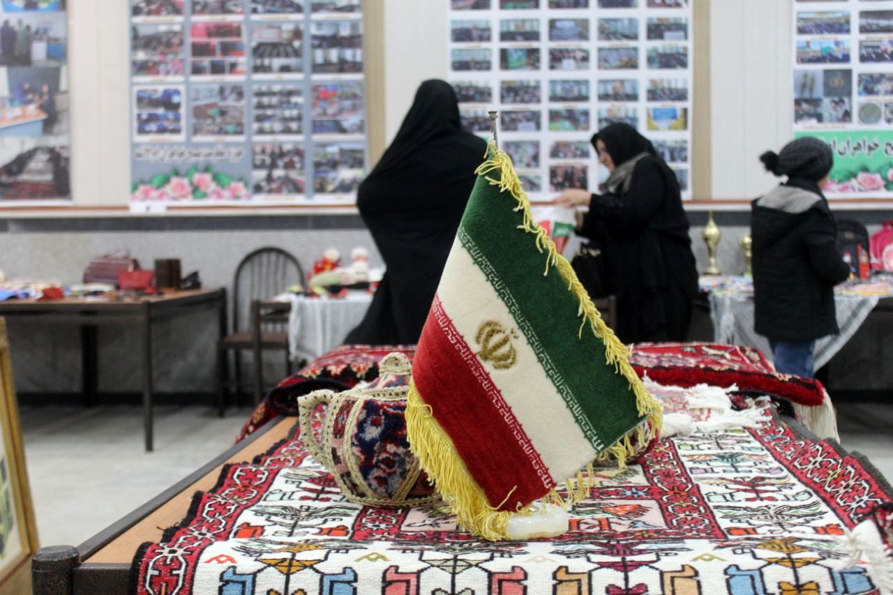 نمایشگاه صنایع دستی ملکان فرصتی برای دیدن و خرید آثار بومی