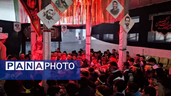 استقبال دانش‌آموزان دبیرستان هفده شهریور از پیکر مطهر شهید گمنام