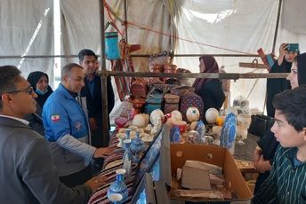 بازدید مدیرکل مدیریت بحران استانداری اصفهان از غرفه صنایع دستی شهرستان کوهپایه 